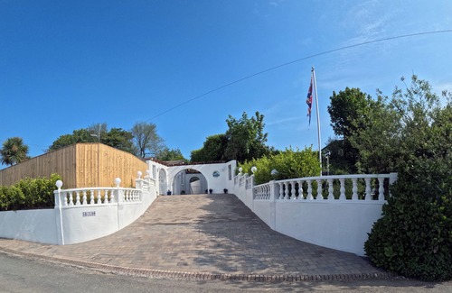Kilgetty House | Family bungalow with private pool near Tenby (Free Wifi)