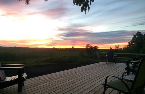 Mountain View Cottage | Family cottage 15 mins from Waterton, AB! Perfect Winter Getaway