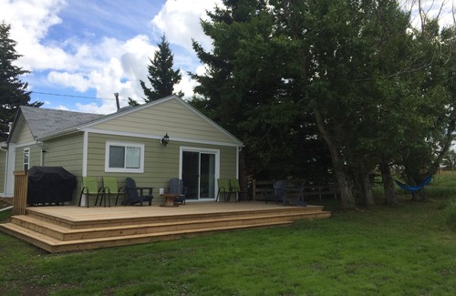 Mountain View Cottage | Family cottage 15 mins from Waterton, AB! Perfect Winter Getaway