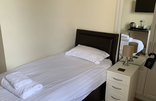 Retford House | Family Ensuite at The Lawns Guest House