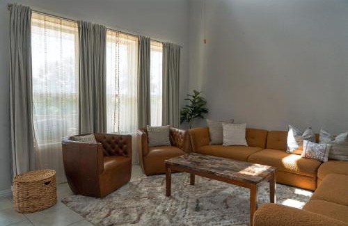 Manchaca House | Family Escape - King Size Suites - plus Fast Wifi