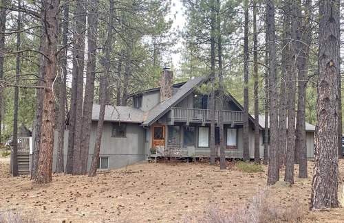 Overlook Park House | Family Escape with Game Room, Hot Tub and A/C
