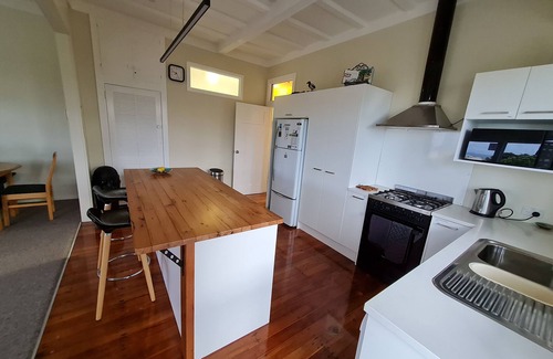 Mangawhai Heads House | Family friendly Clifftop home - 2 mins walk to beach, One price up to 16 people