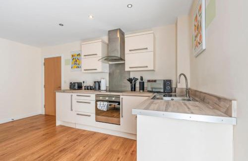 Leicester City Centre Apartment | Family-Friendly 3-Bed Ground Floor Apartment in Central Location with Free Wi-Fi, Sleeps 7
