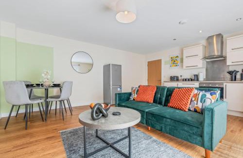 Leicester City Centre Apartment | Family-Friendly 3-Bed Ground Floor Apartment in Central Location with Free Wi-Fi, Sleeps 7
