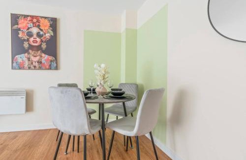 Leicester City Centre Apartment | Family-Friendly 3-Bed Ground Floor Apartment in Central Location with Free Wi-Fi, Sleeps 7