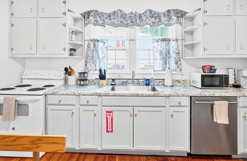 Danville House | Family-Friendly 3BR/1BA Schoolfield Cottage