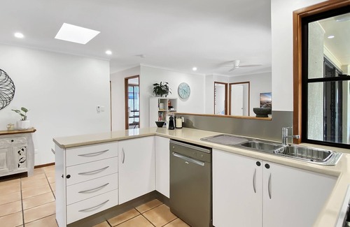 Warana House | Family Friendly 4 Bedroom 100m from Beach