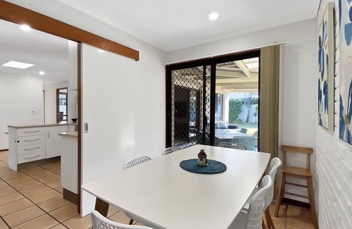 Warana House | Family Friendly 4 Bedroom 100m from Beach