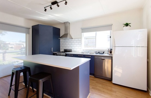 Capel Sound House | Family friendly, 5 min drive to the hot springs and a short walk to the beach.