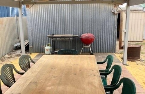 Leeman House | Family friendly accommodation