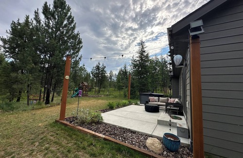 Athol House | Family friendly house minutes from Silverwood with hot tub & fire pit