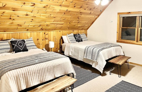 Pine River Cabin | Family friendly lakefront cabin with 140 ft of clear, sandy frontage.