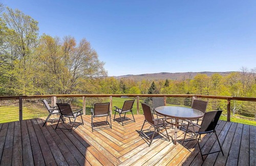 Weston Cabin | Family-friendly log cabin with Fireplace & Mountain Views near 4 Ski Resorts