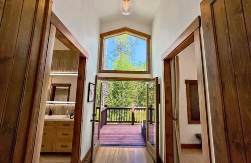 Donnelly Cabin | Family-Friendly, Mountain Views and Hot Tub