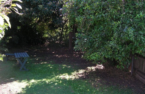 Wynnum House | Family-friendly. Pet-friendly. 50m to water. Air con. WiFi. Parking. BBQ deck