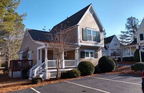 Lackey Condo | Family Friendly Resort Cottage - Sleep 6 - Close to Theme Parks & Attractions