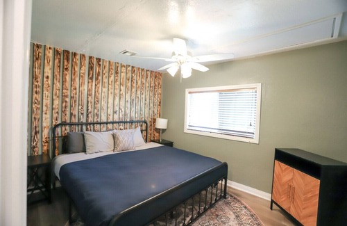 Redlands House | Family Friendly Retreat| 3 King Bed for Kids & Dogs