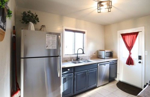 Redlands House | Family Friendly Retreat| 3 King Bed for Kids & Dogs