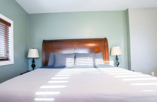 Redlands House | Family Friendly Retreat| 3 King Bed for Kids & Dogs