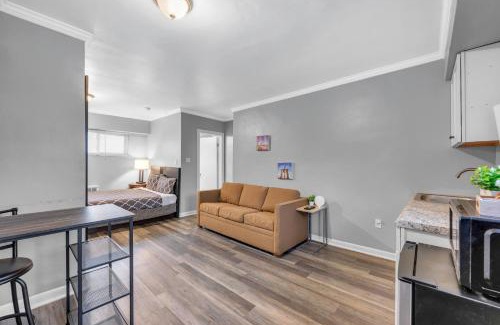 Riverview Apartment | Family-Friendly Room for 4 – High-Speed Wi-Fi