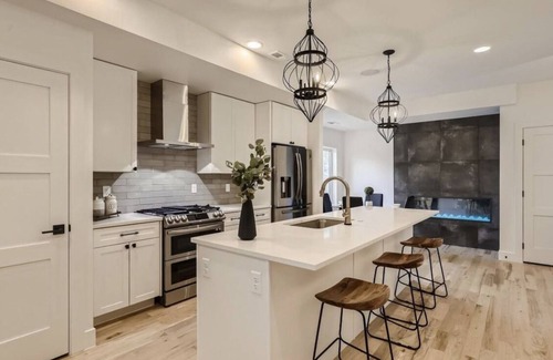 West Colfax House | Family-friendly Townhouse on Jefferson Park. 5-minute walk from Empower Field!