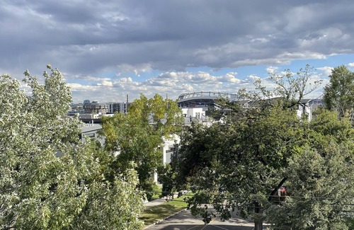 West Colfax House | Family-friendly Townhouse on Jefferson Park. 5-minute walk from Empower Field!