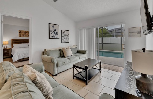 Florida Pines House | Family Friendly w/ Heated Pool & Master KingSuite located in Quiet Neighborhood