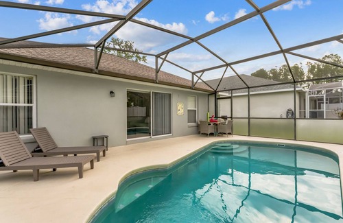 Florida Pines House | Family Friendly w/ Heated Pool & Master KingSuite located in Quiet Neighborhood