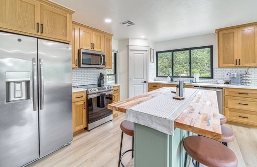 Hoyt House | Family Fun! Lake Eufaula Home w/Wraparound Deck