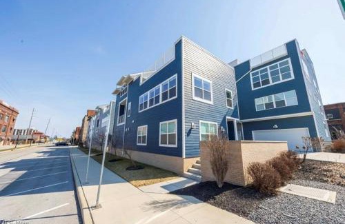 Sandusky House | Family Fun Near Cedar Point - Rooftop Lake Views