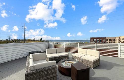 Sandusky House | Family Fun Near Cedar Point - Rooftop Lake Views