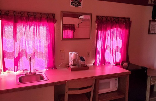 Williams Cabin | Family Fun Railcar Suite & Sleeps 4!