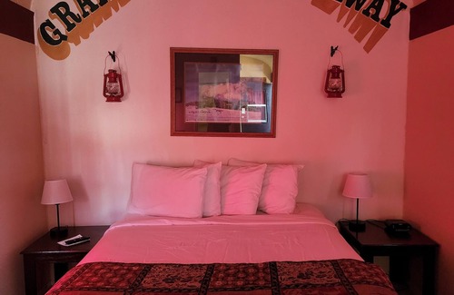 Williams Cabin | Family Fun Railcar Suite & Sleeps 4!