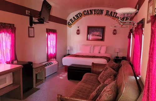 Williams Cabin | Family Fun Railcar Suite & Sleeps 4!