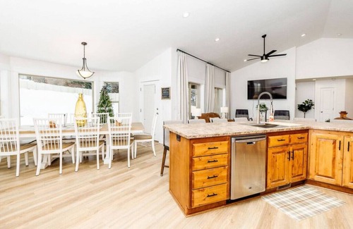 North Logan House | Family Fun with Adventure AND Relaxation! Fun Factory, Hot Tub, and Style Galore