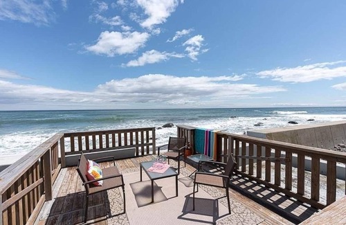 Scituate House | Family Gatherings, Weddings, Pet Friendly, Steps to Beaches and Light House