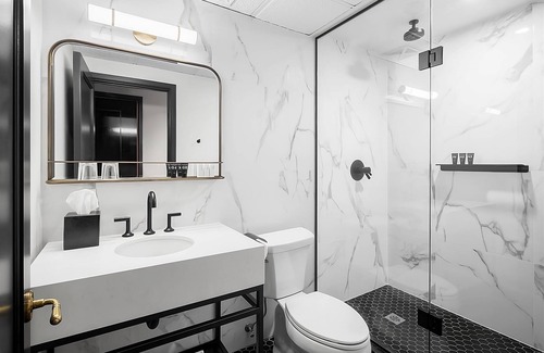 Riverside Hotel | Family Getaway! 3 Comfortable Units, Minutes to Distillery District and CN Tower