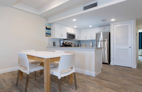 Indian Shores Hotel | Family Getaway! Two Amazing Units, Kitchen, Bbq Facilities, Outdoor Pool!