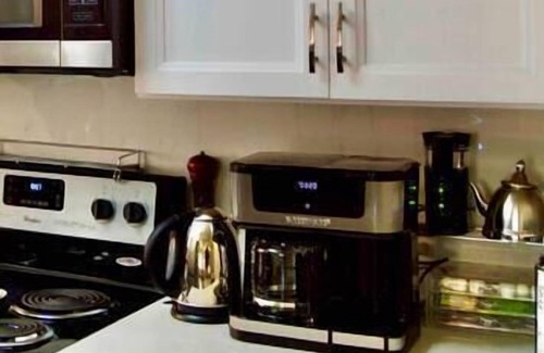 Oakland House | Family/Group Friendly*Fast WiFi*FRE Parking*Private YD/Patio, Centrally located urban oasis * fast
