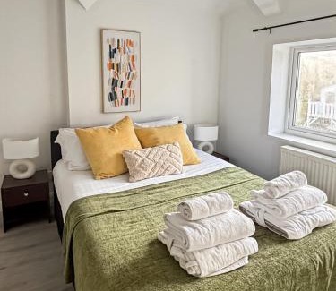 Woodingdean House | Family Holiday Home With Hot Tub Sauna Sleeps 8