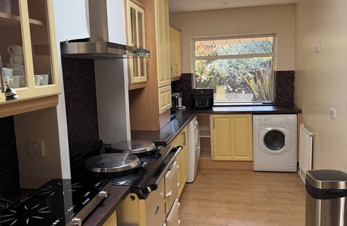 Poole House | Family Home on a secluded plot *5 minute drive to Sanbanks/Branksome Beaches*