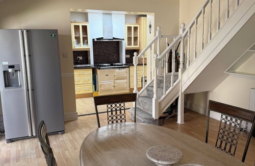 Poole House | Family Home on a secluded plot *5 minute drive to Sanbanks/Branksome Beaches*