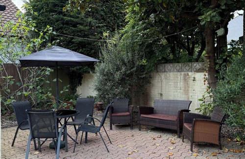 Poole House | Family Home on a secluded plot *5 minute drive to Sanbanks/Branksome Beaches*
