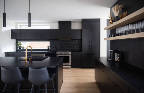 Southeast Edmonton House | Family Home | Rooftop Patio | King | Fire Table | GYM