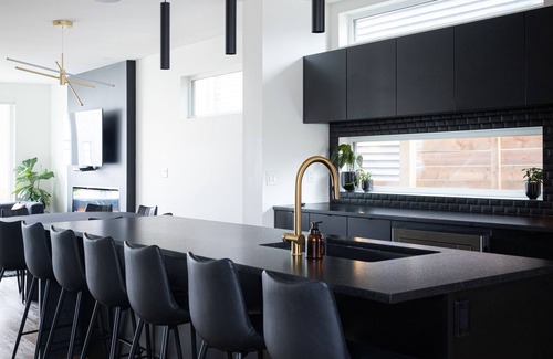 Southeast Edmonton House | Family Home | Rooftop Patio | King | Fire Table | GYM