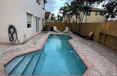 Coconut Creek House | Family Home with Private Pool sleeps 6-8