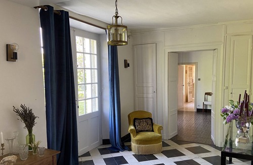 Chateau-Renard House | Family manor 1h30 from Paris, wooded garden, fireplace, pool table