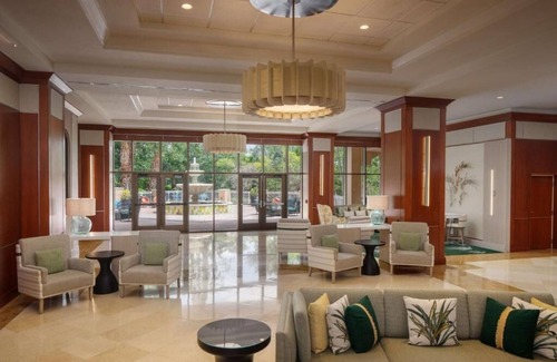 St. Petersburg - Clearwater Hotel | Family Oasis with Infinity Pool & Lake Views | 4 Units w/Pool Access
