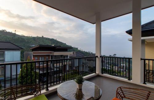 Bandung Villa | Family Only Villa Private Pool with City View - De Reiz Ara Syariah 4BR